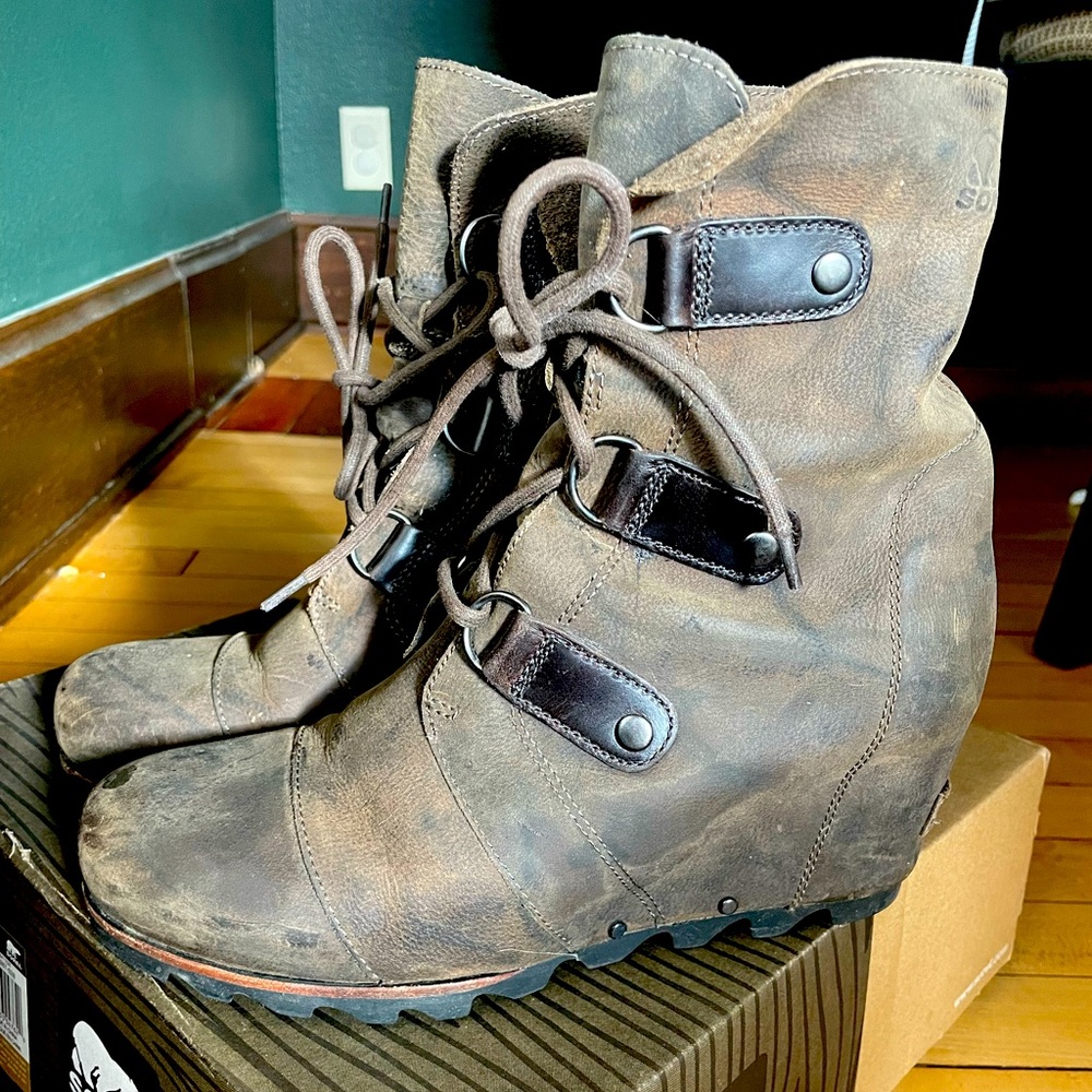 Sorel Joan of Arctic Wedge Boots in Grill Black